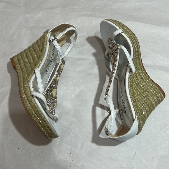 WHITE HOUSE BLACK MARKET RHINSTONED WEDGE SANDALS IN WHITE SIZE 7.5 m - Picture 3 of 7
